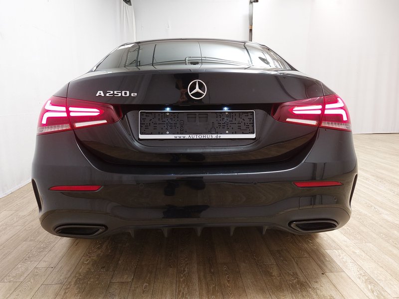 Mercedes-Benz A 250 e automatik AMG Line • panorama • HUD — 6