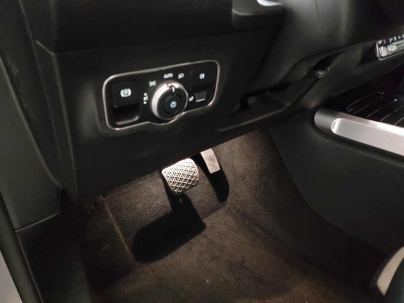 Mercedes-Benz GLB 200 d Progressive automatik • ACC • LED — 7
