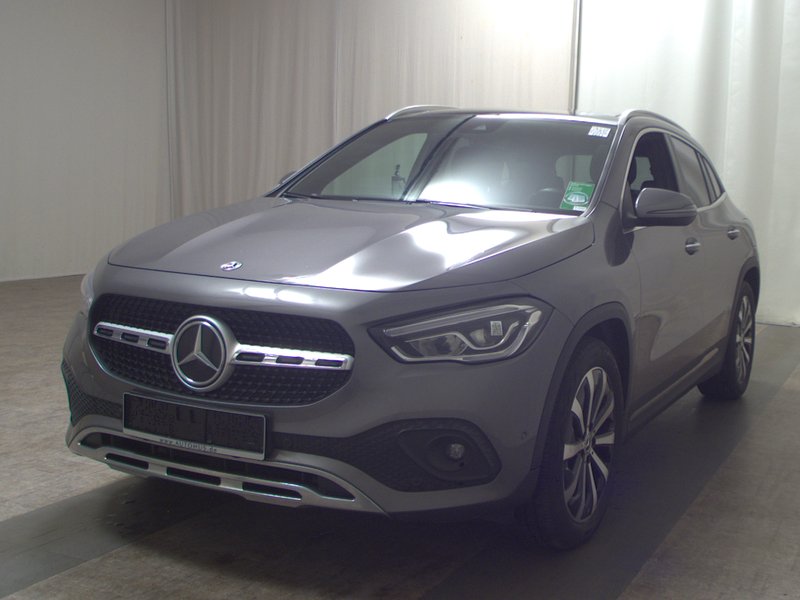 Mercedes-Benz GLA 220 d automatik Progressive • panorama • LED — 2
