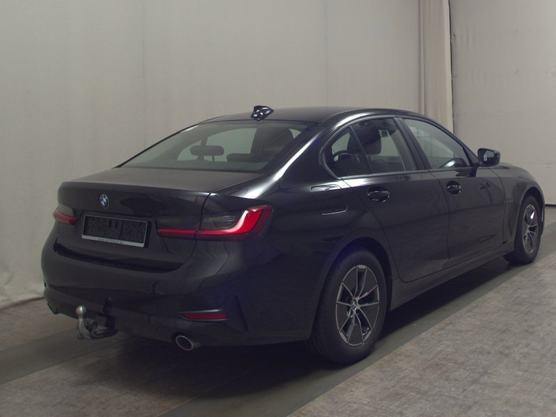 BMW 318d automatik Advantage • ACC • LED — 4