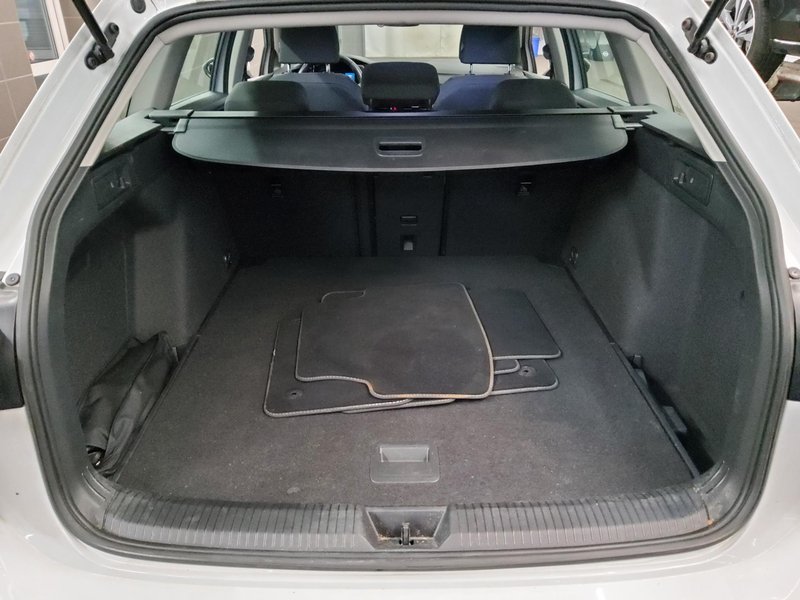 Volkswagen Golf 8 Variant 2.0 TDI automatik Life • ACC • Full LED — 12