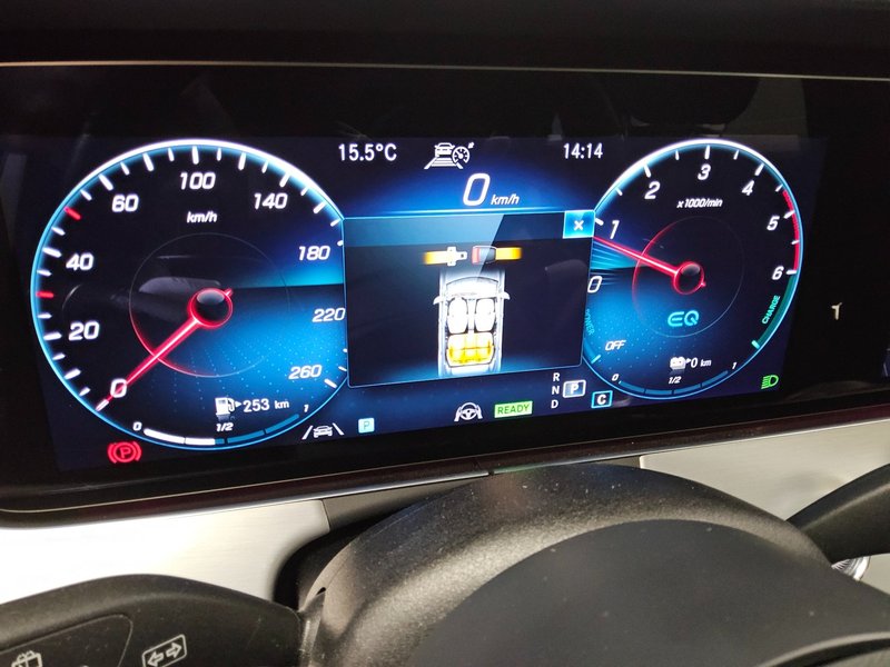Mercedes-Benz E 300 de karavan automatik AMG Line • panorama • HUD — 10