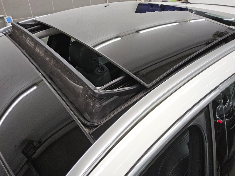 Mercedes-Benz E 300 de karavan automatik AMG Line • panorama • HUD — 13