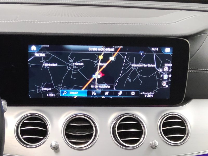 Mercedes-Benz E 300 de karavan automatik AMG Line • panorama • HUD — 7