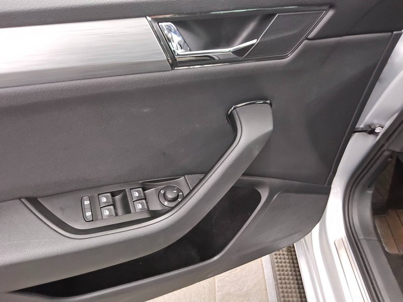Škoda Superb 2.0 TDI automatik Ambition • Full LED • panorama — 10