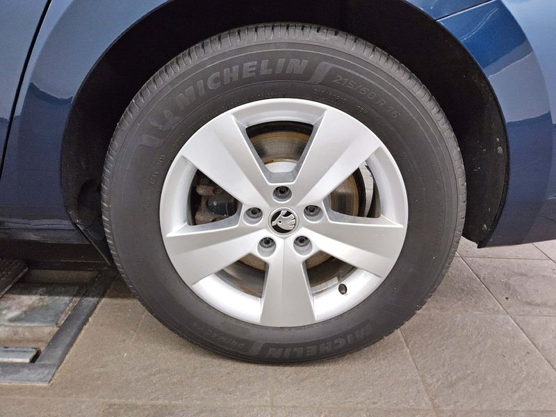 Škoda Superb Kombi 2.0 TDI automatik Ambition • ACC • AHK — 11