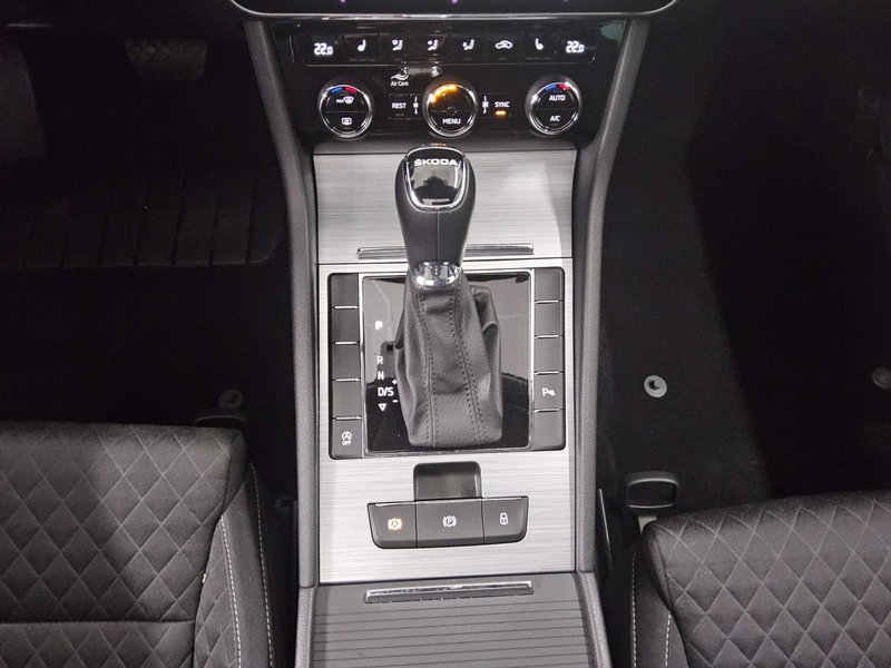 Škoda Superb Kombi 2.0 TDI automatik Ambition • ACC • AHK — 6