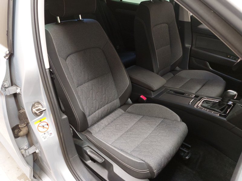 Volkswagen Passat Variant 2.0 TDI Business automatik • ACC • LED — 10