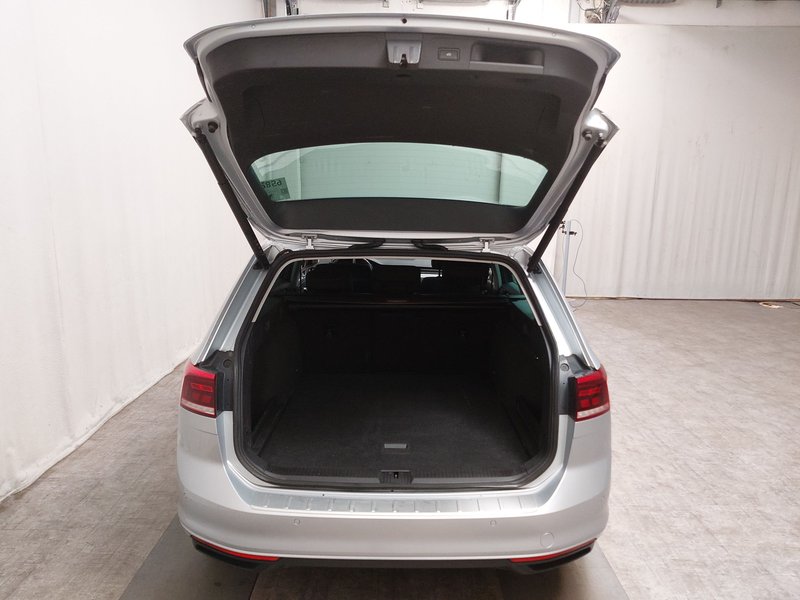 Volkswagen Passat Variant 2.0 TDI Business automatik • ACC • LED — 15