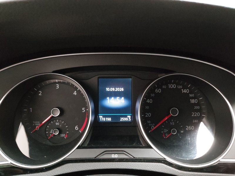 Volkswagen Passat Variant 2.0 TDI Business automatik • ACC • LED — 17