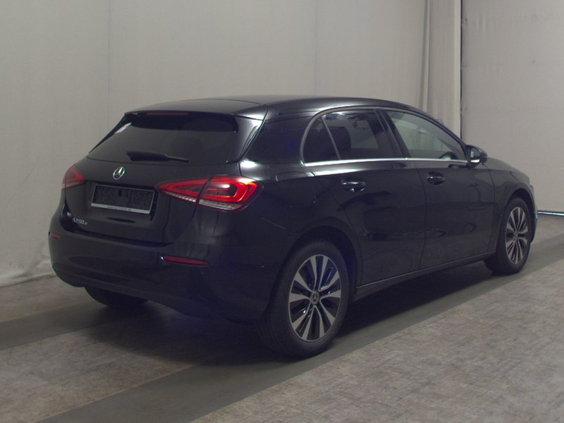 Mercedes-Benz A 250 e automatik • LED • digitalni instrumenti — 4