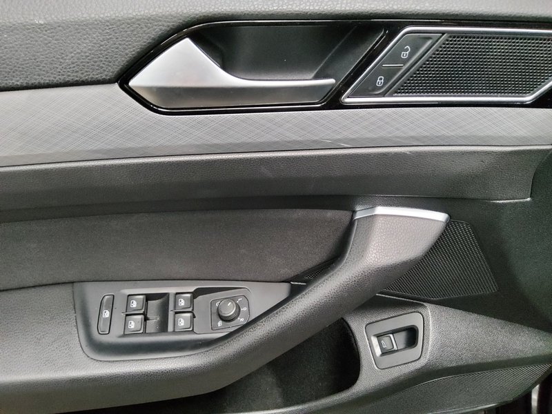 Volkswagen Passat Variant 2.0 TDI automatik Business • ACC • Full LED — 10