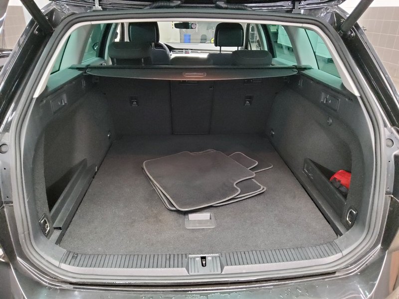 Volkswagen Passat Variant 2.0 TDI automatik Business • ACC • Full LED — 12