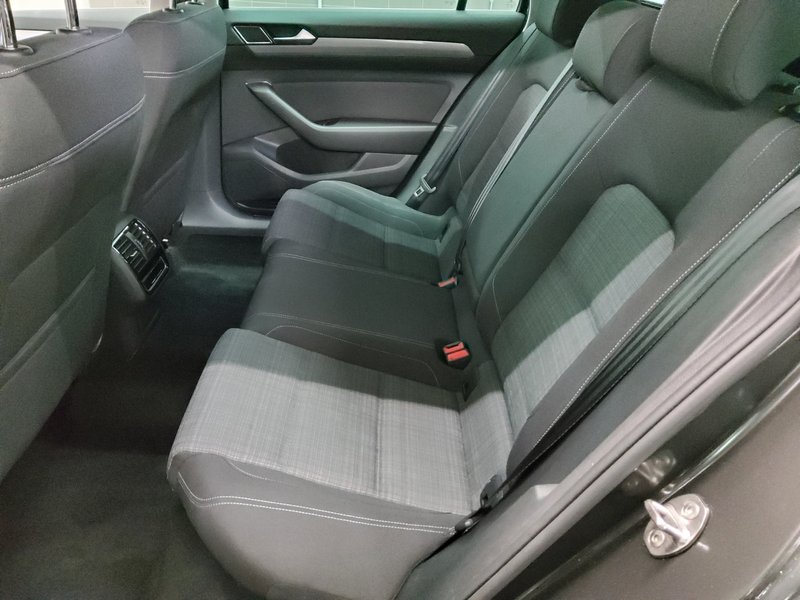 Volkswagen Passat Variant 2.0 TDI automatik Business • ACC • Full LED — 13