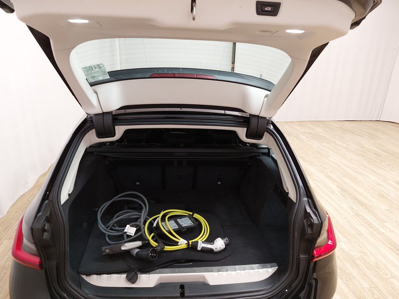 BMW 320e Touring automatik • ACC • LED — 17
