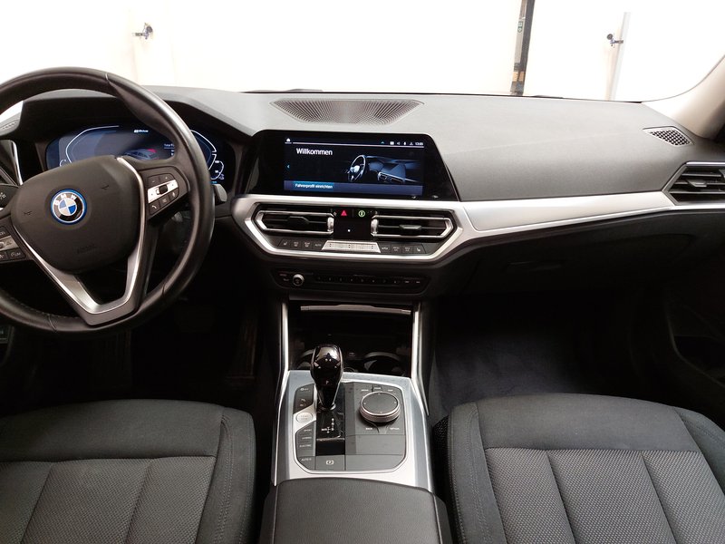 BMW 320e Touring automatik • ACC • LED — 18