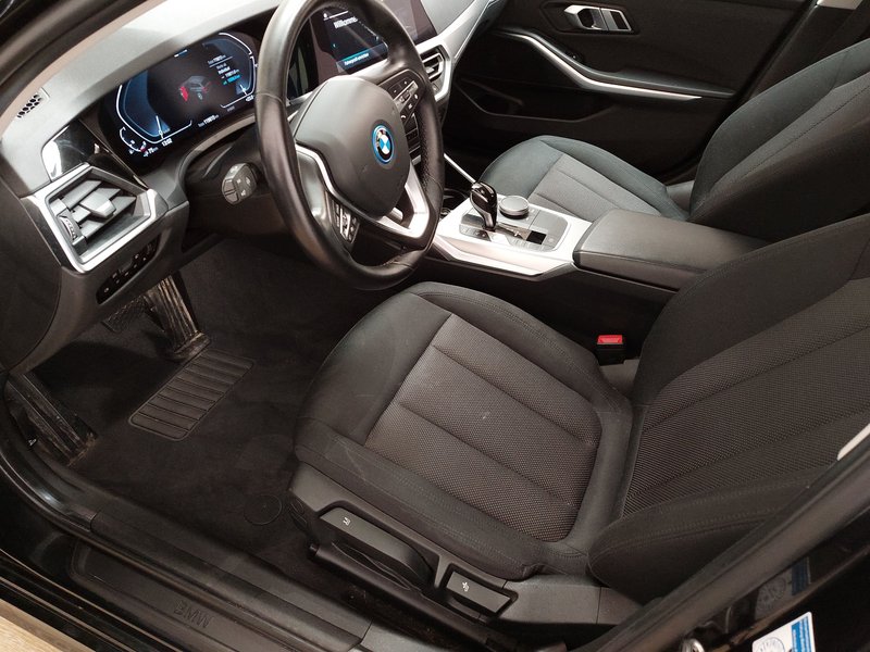 BMW 320e Touring automatik • ACC • LED — 6