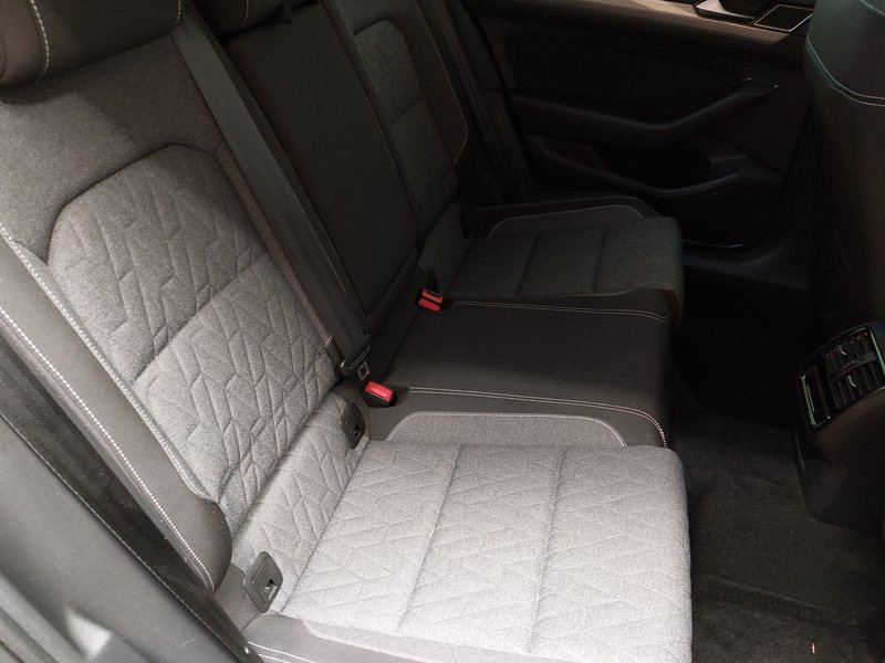 Volkswagen Passat Variant 2.0 TDI Business automatik • ACC • LED — 12