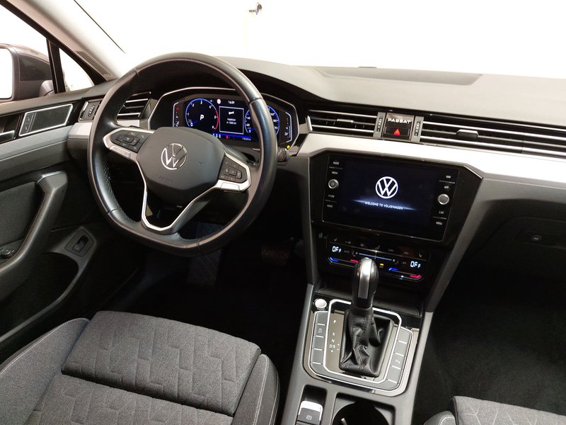 Volkswagen Passat Variant 2.0 TDI Business automatik • ACC • LED — 13