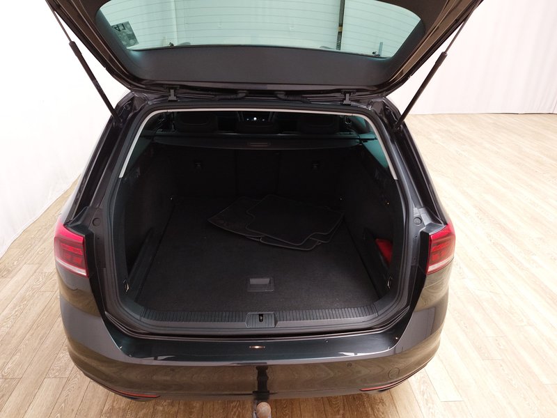 Volkswagen Passat Variant 2.0 TDI Business automatik • ACC • LED — 15