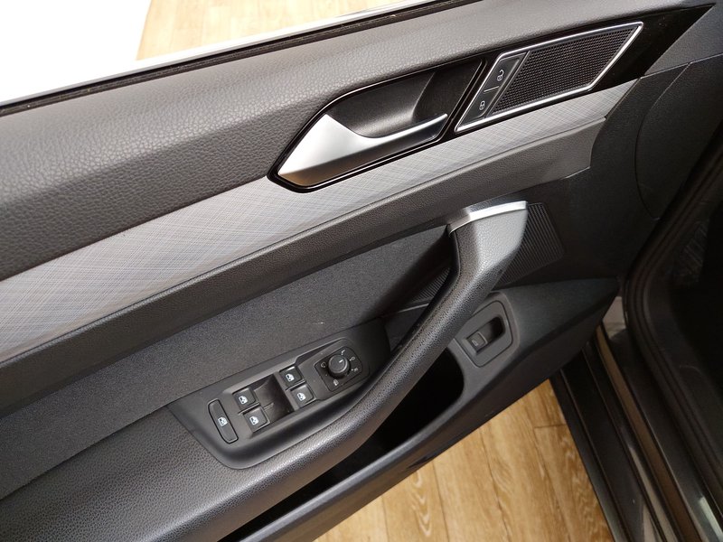 Volkswagen Passat Variant 2.0 TDI Business automatik • ACC • LED — 5