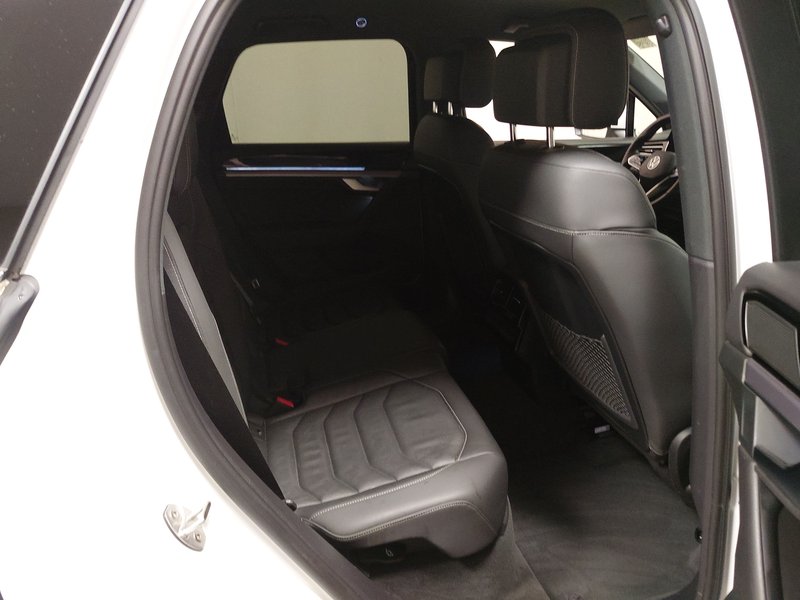 Volkswagen Touareg 3.0 TDI 4MOTION R-Line automatik • ACC • LED — 12