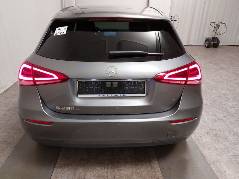 Mercedes-Benz A 250 e automatik • LED • ACC — 14
