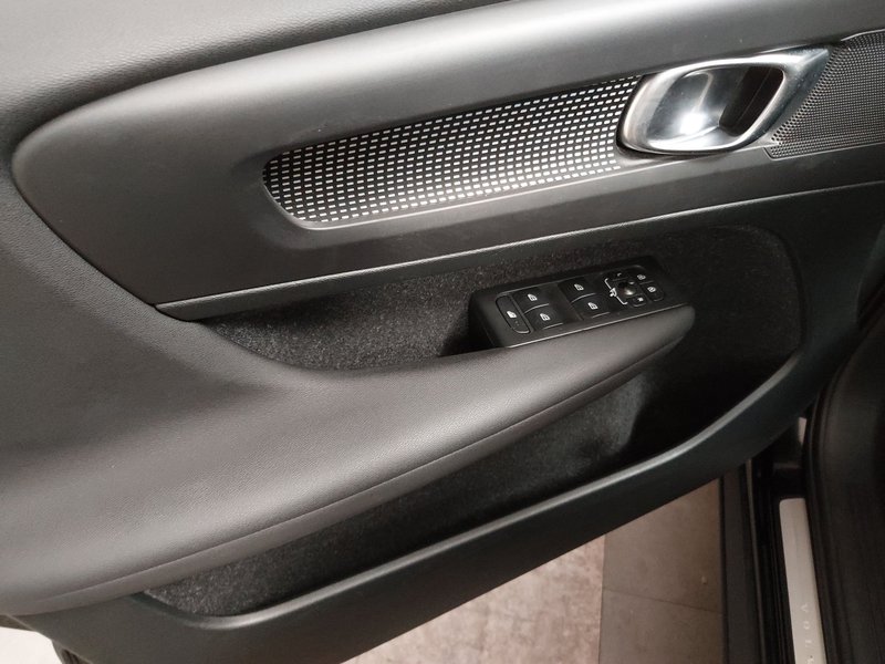 Volvo XC40 T4 automatik R-Design • 360° kamera • električna peta vrata — 5