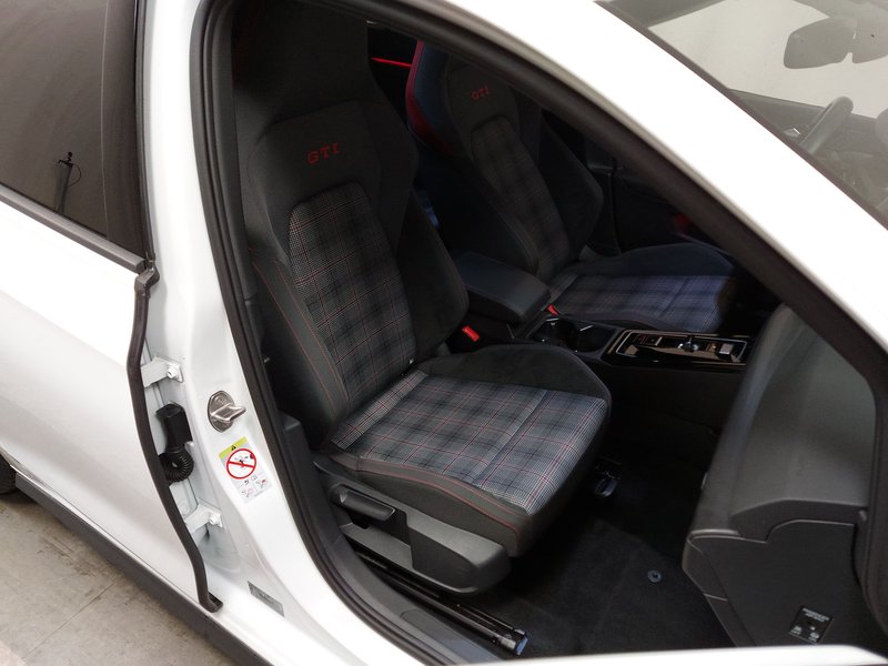 Volkswagen Golf 8 2.0 TSI GTI automatik • ACC • Full LED — 10