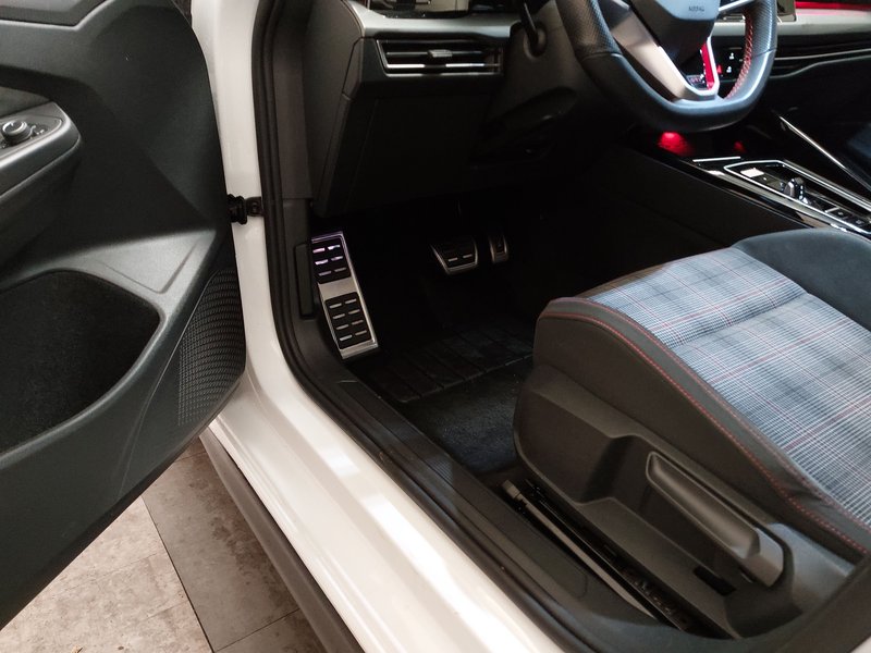 Volkswagen Golf 8 2.0 TSI GTI automatik • ACC • Full LED — 7