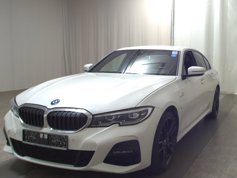 BMW 330e M Sport automatik • ACC • bežično punjenje — 2