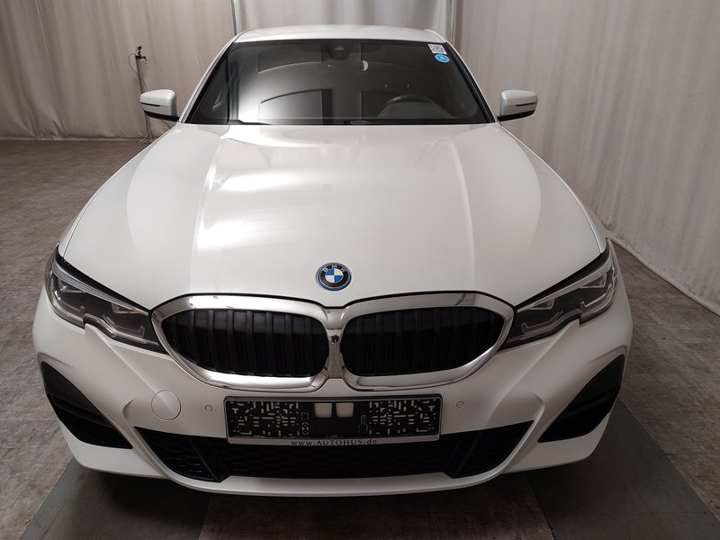 BMW 330e M Sport automatik • ACC • bežično punjenje — 9