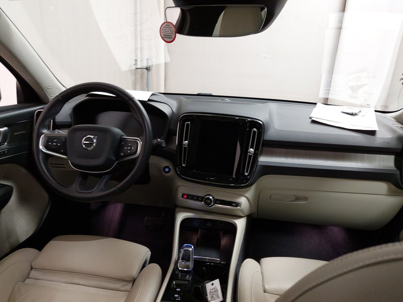 Volvo XC40 T2 automatik • 360° kamera • el. peta vrata — 16