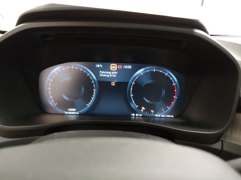Volvo XC40 T2 automatik • 360° kamera • el. peta vrata — 20