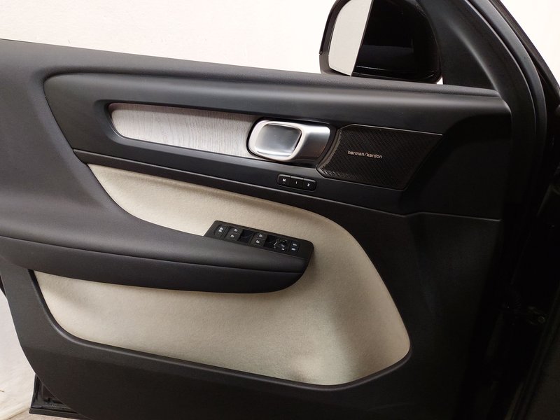 Volvo XC40 T2 automatik • 360° kamera • el. peta vrata — 5