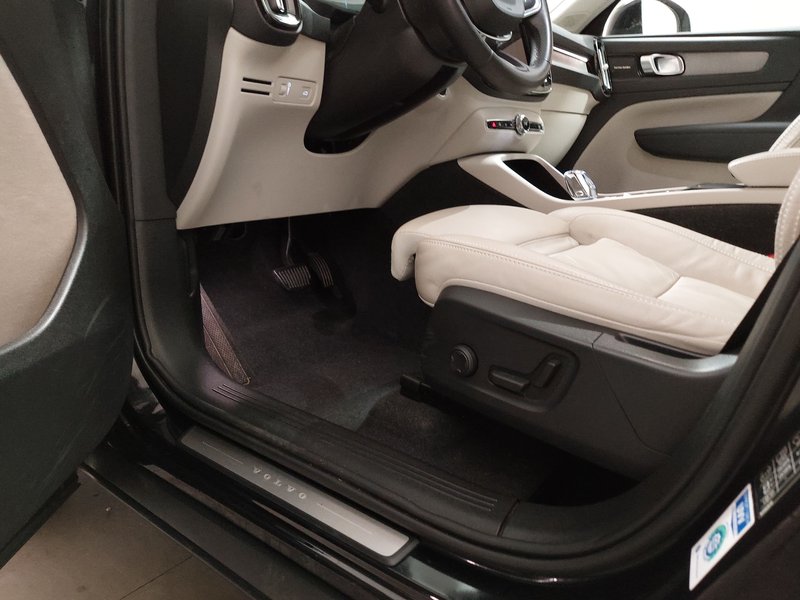 Volvo XC40 T2 automatik • 360° kamera • el. peta vrata — 7