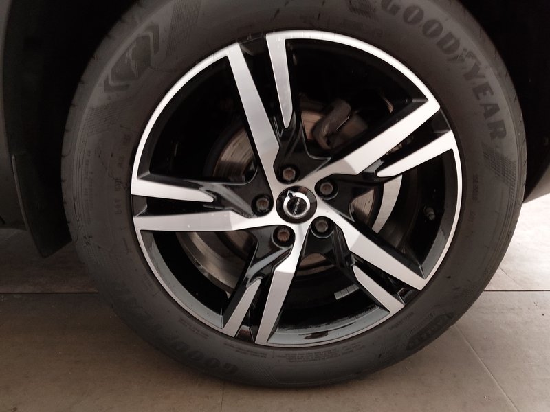 Volvo XC40 T2 automatik • 360° kamera • el. peta vrata — 8