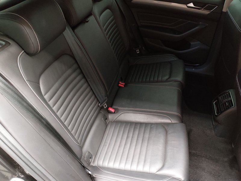 Volkswagen Passat Variant 2.0 TDI Business • 360° kamera • masaža — 12