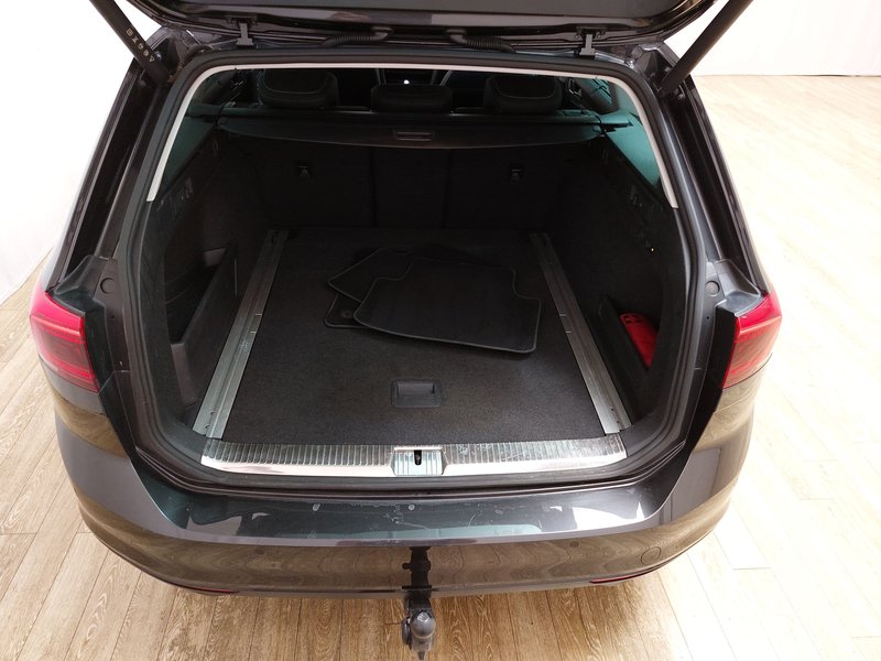 Volkswagen Passat Variant 2.0 TDI Business • 360° kamera • masaža — 18