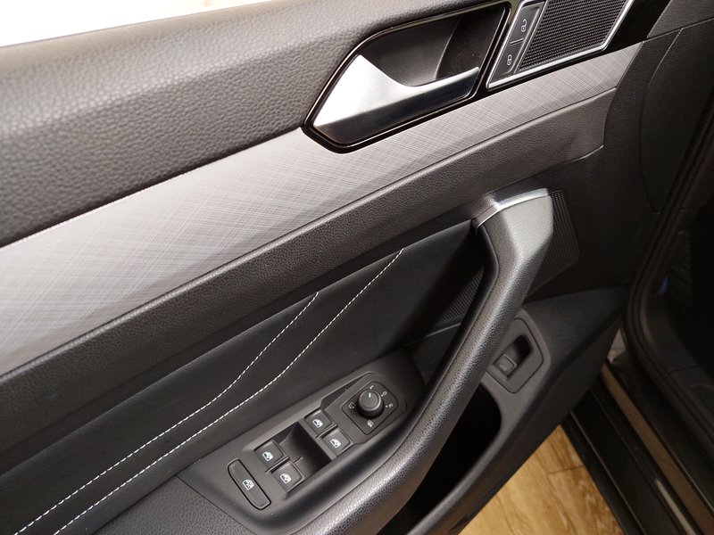 Volkswagen Passat Variant 2.0 TDI Business • 360° kamera • masaža — 5