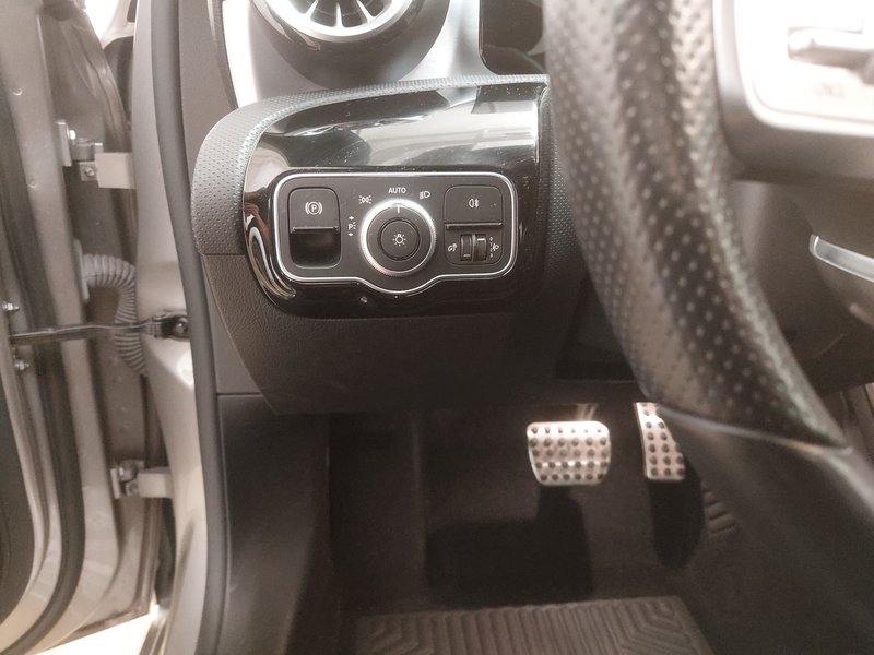 Mercedes-Benz A 220 d automatik AMG Line • AHK • digitalni instrumenti — 7