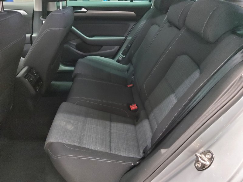 Volkswagen Passat Variant 2.0 TDI automatik Business • ACC • Full LED — 13