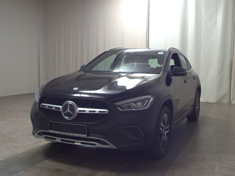 Mercedes-Benz GLA 220 d automatik Progressive • LED — 2