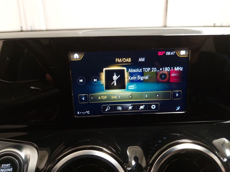 Mercedes-Benz GLB 200 d automatik AMG-Line • Full LED • digitalni instrumenti — 19