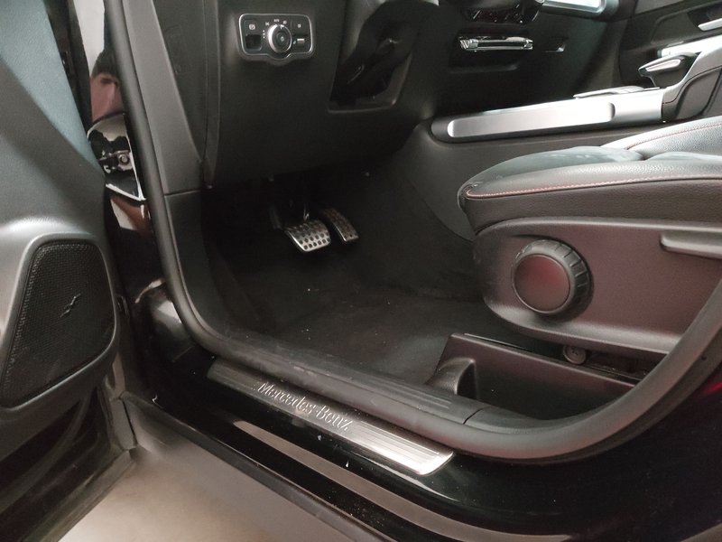 Mercedes-Benz GLB 200 d automatik AMG-Line • Full LED • digitalni instrumenti — 7