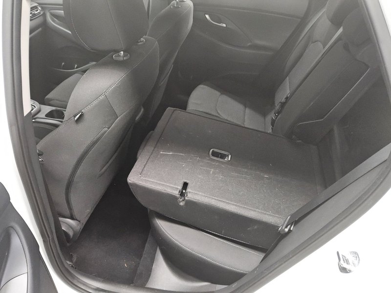 Hyundai i30 1.6 CRDI Intro Edition automatik • LED • bežično punjenje — 12