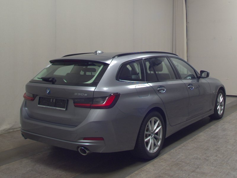 BMW 330e Touring automatik • ACC • Električna peta vrata — 4