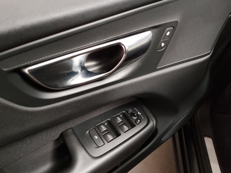 Volvo XC60 B4 D Momentum Pro automatik • AHK • el. peta vrata — 5
