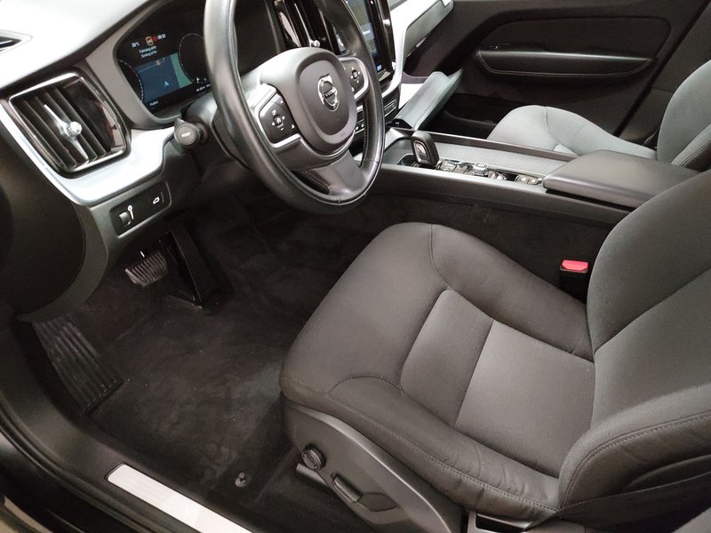 Volvo XC60 B4 D Momentum Pro automatik • AHK • el. peta vrata — 6