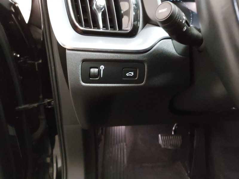 Volvo XC60 B4 D Momentum Pro automatik • AHK • el. peta vrata — 7